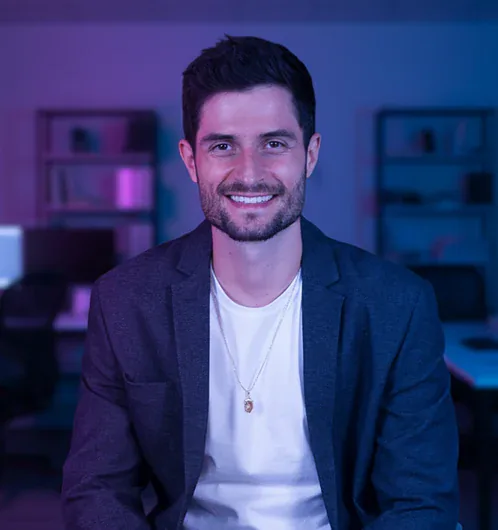 Felipe Traina, fundador da Salestime, gravando conteúdo no estúdio